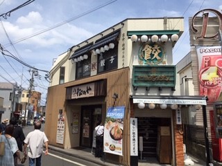 駅前・某ぎょうざ居酒屋店をオープン。