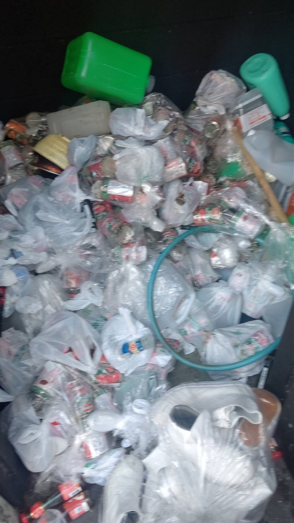 足立区・某飲食店様、ゴミ庫に溜まった小物産廃ゴミ処分。