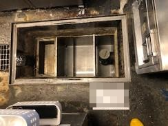 厨房内グリストラップ槽の定期清掃