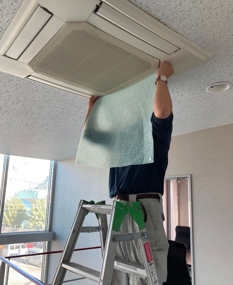 事務所のエアコンフィルター設置作業