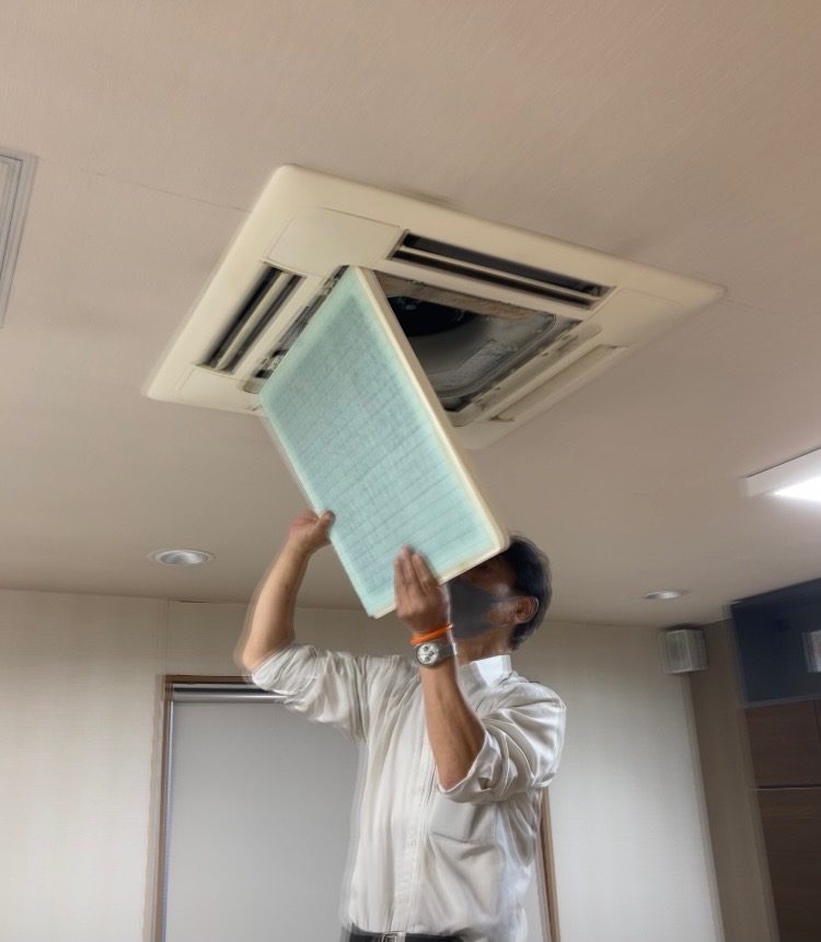 某アパレル店にエアコンフィルター設置